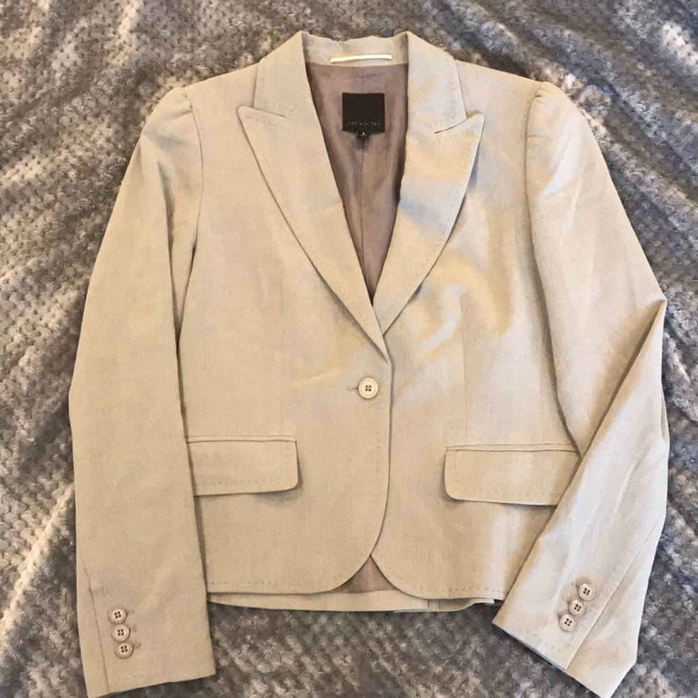 NWOT: adorable Limited Sz 8 grey blazer